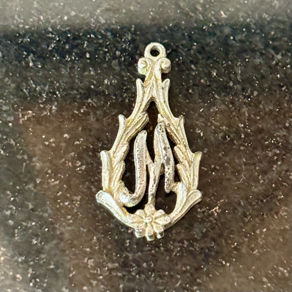 SIGNED VINTAGE SARAH COVENTRY SILVER TONED FLORAL INITIAL MONOGRAM 'M' PENDANT